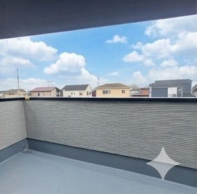 【LIGARE】さくら市氏家 11期のバルコニー|〇2号棟インナーバルコニー〇
2部屋から出入り可能なワイドバルコニー♪テーブルなどを配置すれば、テラスとしても利用できそうです。
※2026年3月撮影