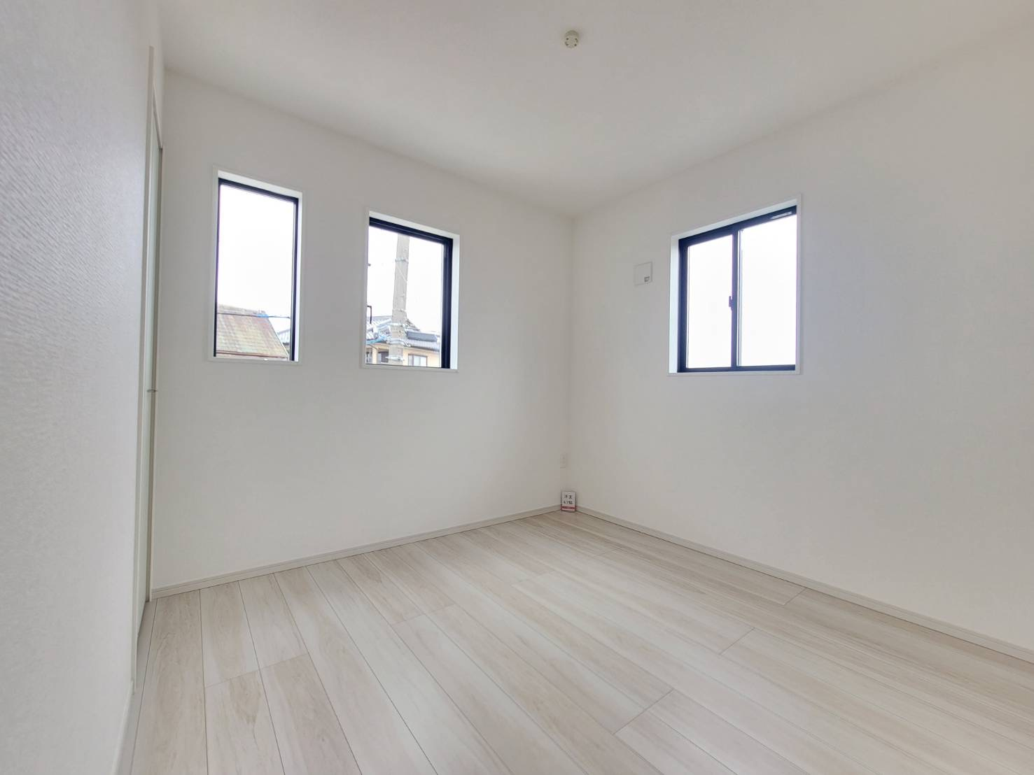 【LIGARE】さくら市氏家 11期の洋室|〇2号棟2F洋室4.7帖〇
2階4部屋プランは家族間のプライバシーを大切にする1人ひとりの個室、在宅勤務やリモートワークを可能にする書斎としても♪
※2026年3月撮影