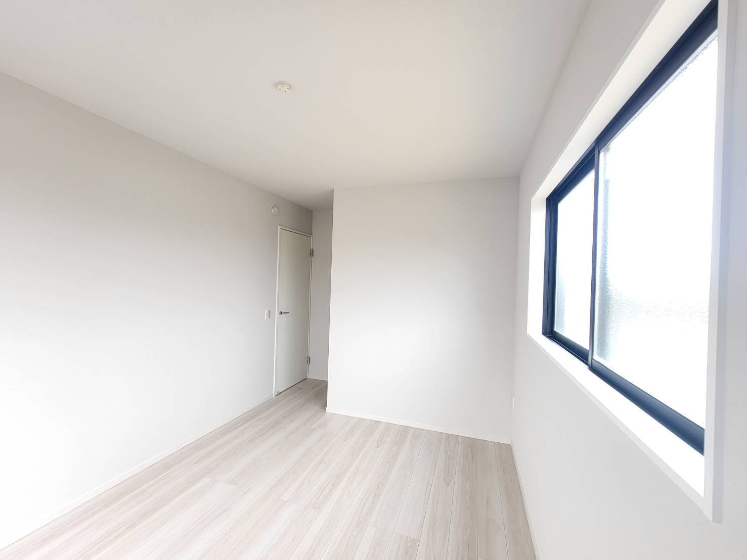 【LIGARE】さくら市氏家 11期の洋室|〇2号棟2F洋室7.6帖〇
バルコニー面するウォークインクローゼットき２階洋室です。
※2026年3月撮影