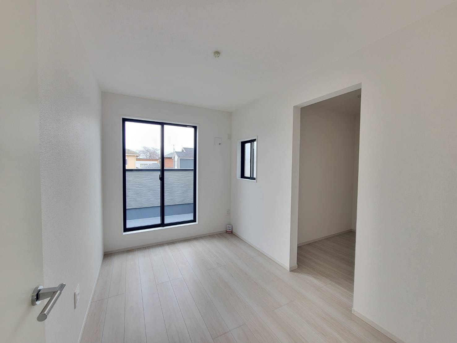 【LIGARE】さくら市氏家 11期の洋室|〇2号棟2F洋室6.5帖〇
バルコニー面するウォークインクローゼットき２階洋室です。
※2026年3月撮影