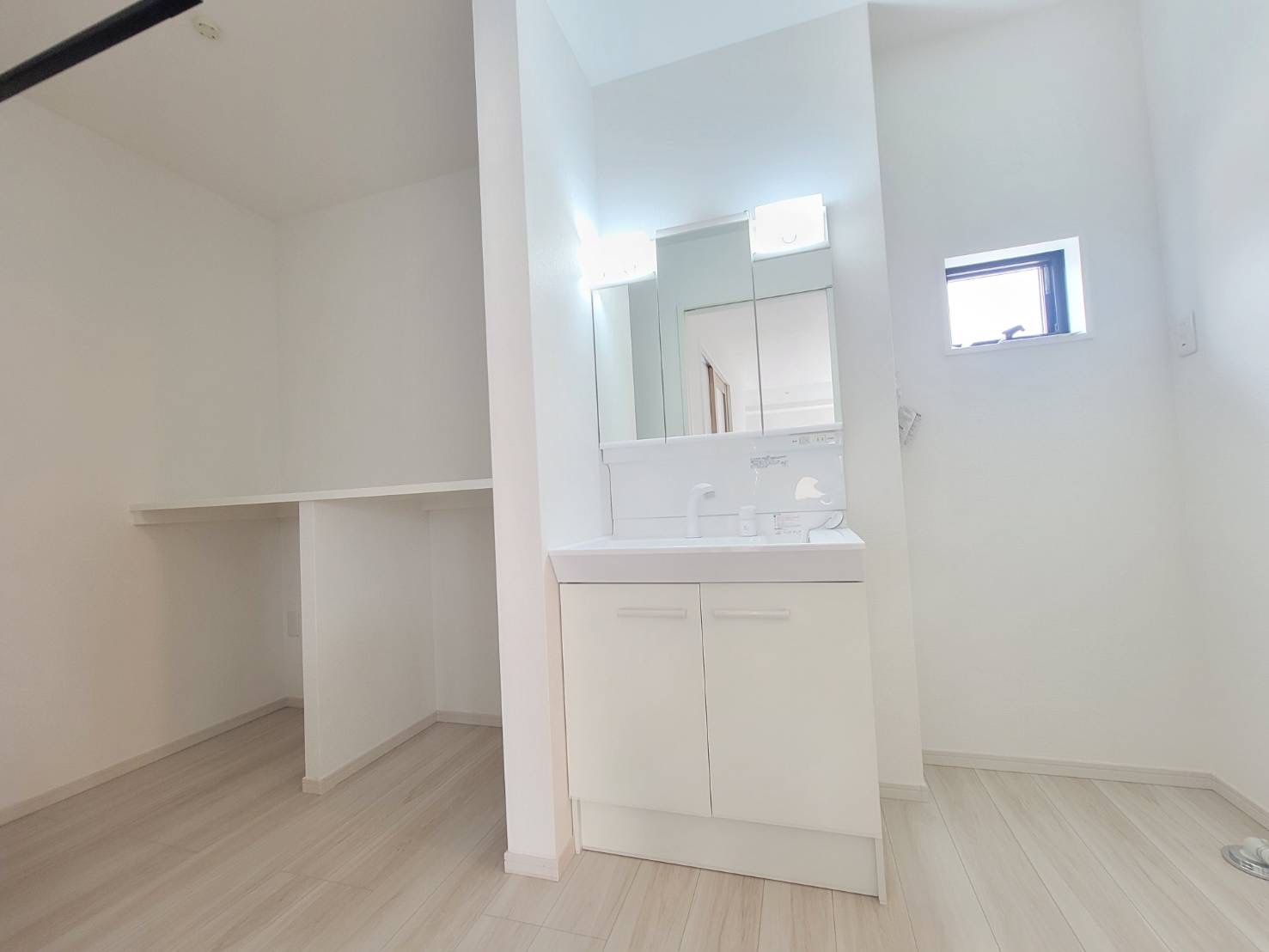 【LIGARE】さくら市氏家 11期の独立洗面台|〇2号棟洗面化粧台+ランドリースペース〇
洗面化粧台横にはカウンターを設け天井に洗濯物やタオルなど干せるバーを設置しました。
家事の時短に繋がる設計です。
※2026年3月撮影