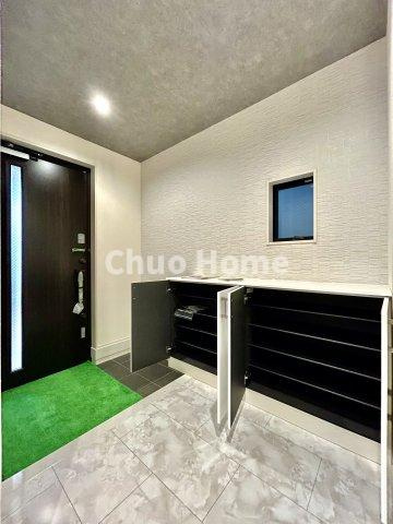 江戸川区江戸川5丁目新築分譲住宅の玄関|【玄関】玄関には大型のシューズクローゼットを設置しておりますのでいつでもスッキリりとした空間を保てます。玄関周りを清潔に使うのはとても大事なことですよね。