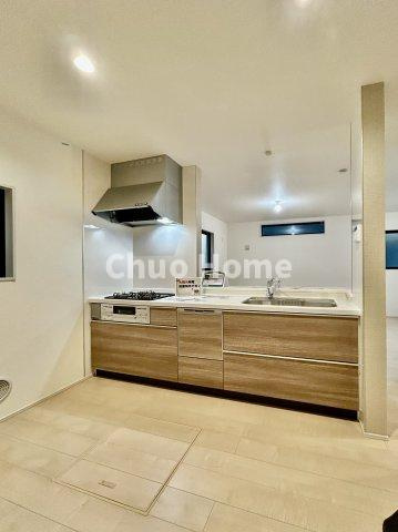 江戸川区江戸川5丁目新築分譲住宅のキッチン|ワイドで収納豊富なシステムキッチン