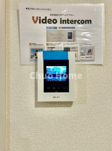 江戸川区江戸川5丁目新築分譲住宅のセキュリティ|【モニターホン】誰が来たかすぐにわかるカラーモニター付きインターホン。通話ボタンを押すまでは室内の音は漏れていませんので相手を確かめてから応対できます。