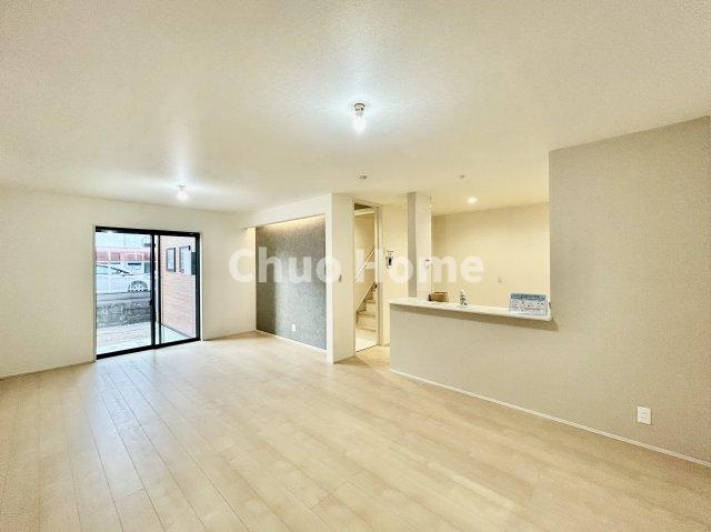 江戸川区江戸川5丁目新築分譲住宅のキッチン|視界に広がりを生むオープンなキッチン。料理や片付けをしながら、家族との会話を楽しんだり、リビングで遊ぶ子どもを見守れます。ご見学時には家具の配置などもイメージしながらぜひご覧になって見て下さい。