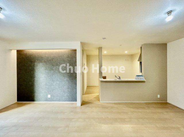 江戸川区江戸川5丁目新築分譲住宅の居間・リビング|【リビングダイニング】一日の中で多くの時間を過すことになるリビングダイニングだからこそ、いつも穏やかな空間であることが必然。爽やかな通風と採光を存分に感じる事が出来る空間です。