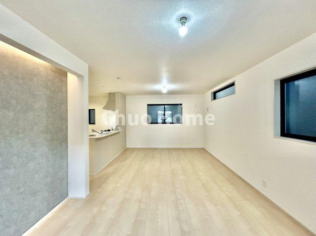 江戸川区江戸川5丁目新築分譲住宅のダイニング|【ダイニング】忙しい朝でも、しっかり家族が揃って食事をして頂けるゆとりある大きさのダイニングスペース。奥様が作る手料理をカウンター越しに受けとって頂き、テーブルで囲む素敵な時間を存分に愉しんで下さい。