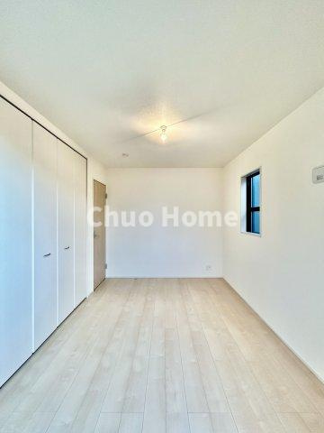 江戸川区江戸川5丁目新築分譲住宅の寝室|【寝室】心と体をゆったりと安らげる主寝室。寝室のゆとりが大きい分だけ、暮らしの安らぎは深まります。一日の疲れを癒すだけでなく、ご夫婦の親密な語らいを紡ぎ出します