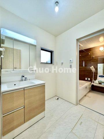 江戸川区江戸川5丁目新築分譲住宅のランドリースペース|【ランドリースペース】担当者がスケールを持ち歩いておりますので、ご見学時には現在お使いの洗濯機などがきちんと収まるかなどもチェックして下さい。見学前に測っておくと非常に便利だと思います。