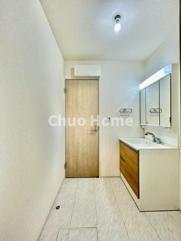 江戸川区江戸川5丁目新築分譲住宅の脱衣所|【洗面所】明るい洗面所は朝をすっきりさせてくれる空間です。バタバタしている忙しい朝でも収納が多い洗面台では短い時間で効率良く支度ができます。