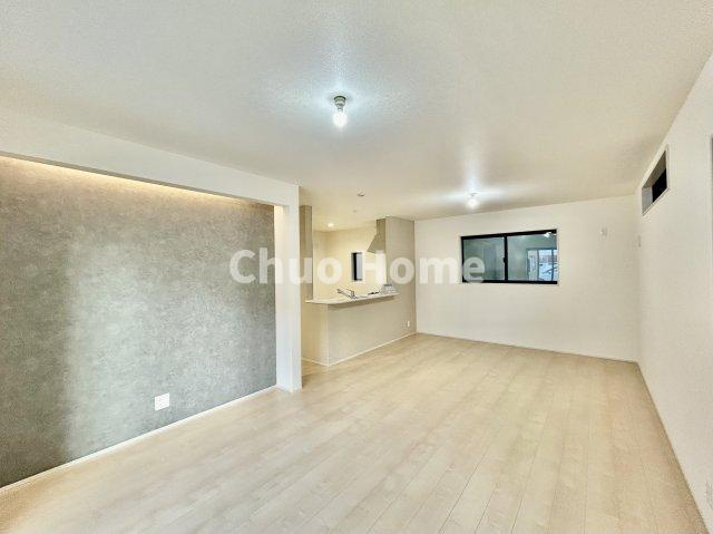 江戸川区江戸川5丁目新築分譲住宅の居間・リビング|【居間・リビング】「ＬＤＫは家族団らんをデザイン」広いＬＤＫでは家族が集まり一緒の時間を過ごせる工夫がされております。何気ない一日の当たり前のひとコマがいつか一生の宝物になります