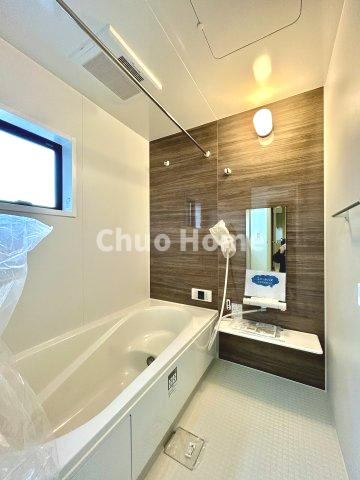 江戸川区江戸川5丁目新築分譲住宅の浴室|【バスルーム】暖房換気乾燥機付きシステムバスルーム。暖房・冷風・換気・乾燥など、毎日を快適に過ごせるうれしい機能が揃っています。雨の日の洗濯物も安心です。