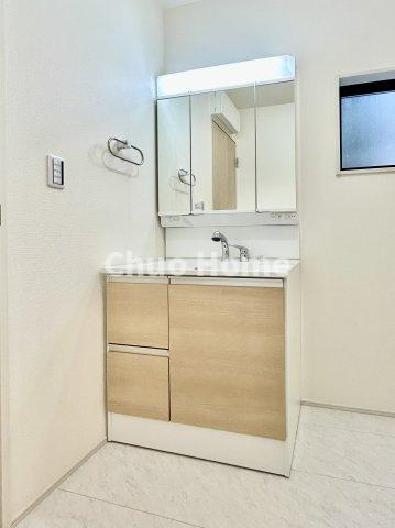 江戸川区江戸川5丁目新築分譲住宅の独立洗面台|【洗面化粧台】洗面化粧台には三面鏡を採用。身だしなみを整えやすい事はもちろんですが、鏡の後ろに収納スペースを設ける事により、散らかりやすい洗面スペースをすっきりさせる事が出来るのも嬉しいですね
