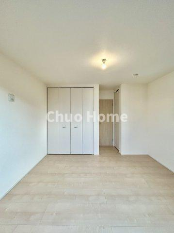 江戸川区江戸川5丁目新築分譲住宅の洋室|【洋室】快適に過ごす条件は、一人ひとり違います。だからこそ飾り過ぎないシンプルな内装と偏り過ぎないデザインで統一しております。居住していく中でオーナー様だけの【マイホーム】に創り上げて下さい