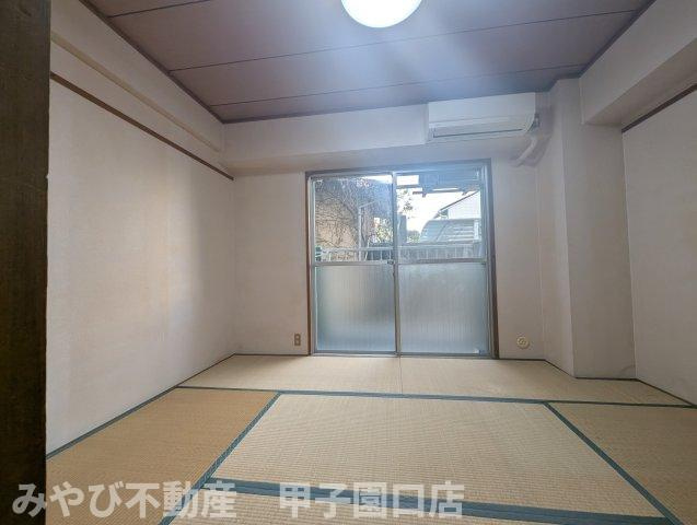 エイデルハイム甲子園の居間・リビング