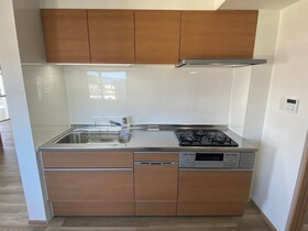 クローバー花畑ガーデンのキッチン|コンパクトなキッチンで掃除もラクラク