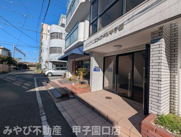 エトワール甲子園のエントランス