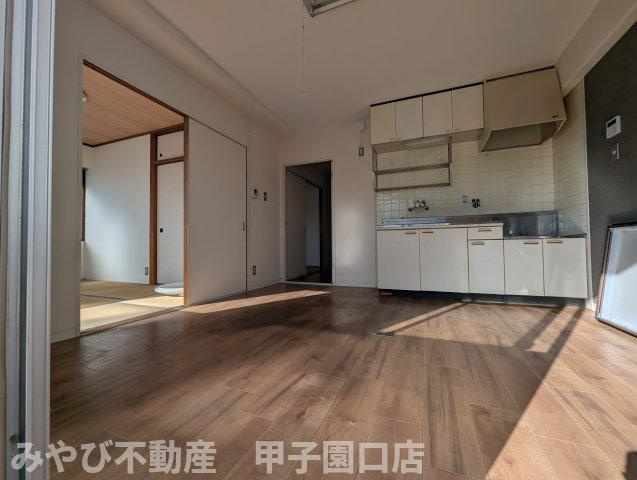 エトワール甲子園の居間・リビング