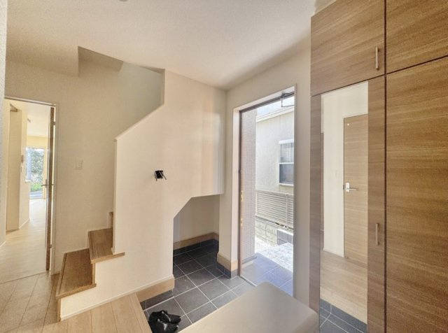 茅ヶ崎市浜須賀　海近くの角地新築戸建ての玄関