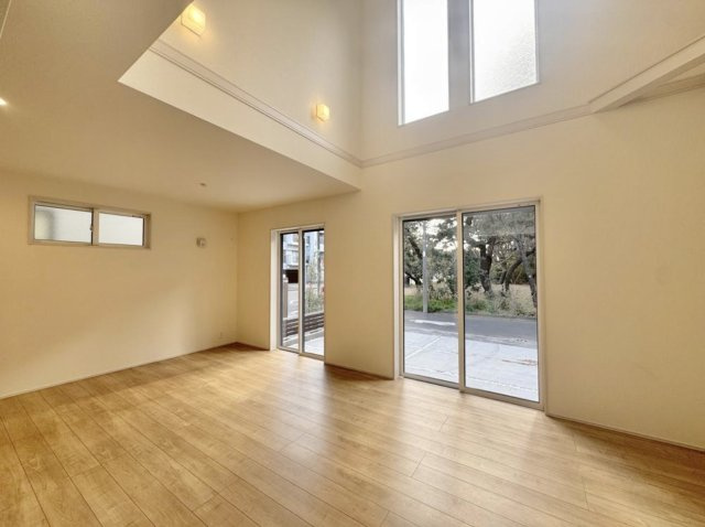 茅ヶ崎市浜須賀　海近くの角地新築戸建ての居間・リビング