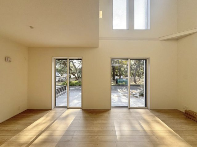 茅ヶ崎市浜須賀　海近くの角地新築戸建ての居間・リビング