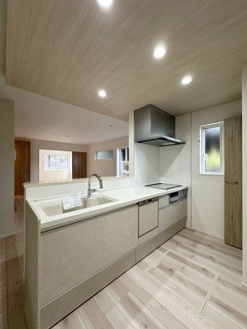 安佐南区高取南1丁目No.3のキッチン|人造大理石天板使用のシステムキッチン☆
人造大理石天板は水垢が付きにくく汚れが落ちやすいのでお手入れも楽ちんです♪