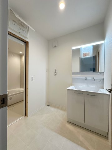 安佐南区高取南1丁目No.3の洗面所|シャワー付き洗面化粧台☆
洗面台にシャワー機能が付いたもので、シャンプーなども行える多機能洗面台です。また、顔や手を洗うためだけではなく、シャワー付き洗面台を使えば手洗い洗濯などでも利用できます♪