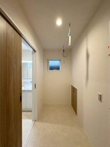 安佐南区高取南1丁目No.3の洗面所|ランドリースペース☆
洗面所の横にあるので洗濯物を干すのも簡単です♪