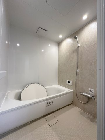 安佐南区高取南1丁目No.3の浴室|1坪タイプの浴室☆
ユニットバスは、気密性にも優れています。そのため、冬場でもお湯が冷めにくく、暖かい空間を維持することができます。