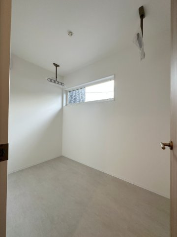 安佐南区高取南1丁目No.3のバルコニー|大人気のサンルーム☆
天気や花粉、虫などを気にせずに洗濯物が干せます♪