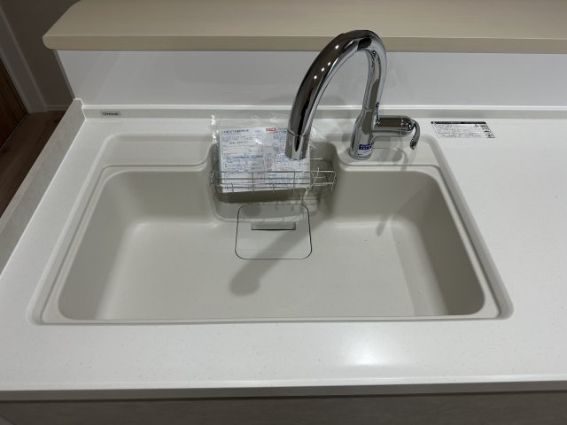 安佐南区高取南1丁目No.3のキッチン|非接触型水栓に人造大理石シンク☆
人造大理石のためシンクに水垢や汚れが付きにくく、タッチレス対応なので手をかざすだけで水を出止ができます♪
