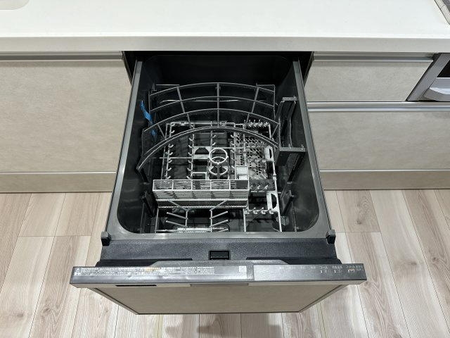 安佐南区高取南1丁目No.3のキッチン|4人から5人分の食器洗浄乾燥機☆
水道代の節約にもなり、家事の時短もできる優れ物です♪
スライド式で上から全体が見えるため食器の出し入れもスムーズです♪