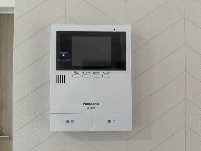 安佐南区高取南1丁目No.3の防犯設備|ドアホン☆
来客があったとき、室内からカメラやマイクを使って相手や用件を確認できます。相手を事前に確認することができ、訪問販売対策や防犯面でも役に立つアイテムです♪