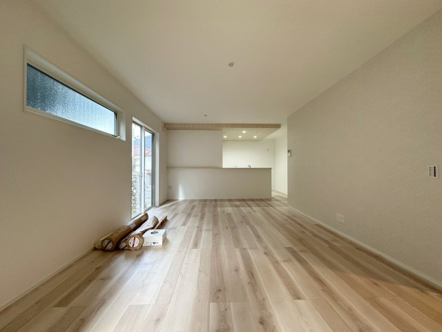 安佐南区高取南1丁目No.3の居間・リビング|17.4帖の広々としたリビング☆
完成済のため365日ご案内可能♪
「今日見たい」にも対応します！