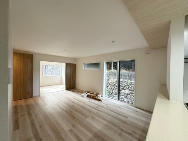 安佐南区高取南1丁目No.3の居間・リビング|17.4帖の広々としたリビング☆
キッチンからはリビング全体を見渡すことができます♪