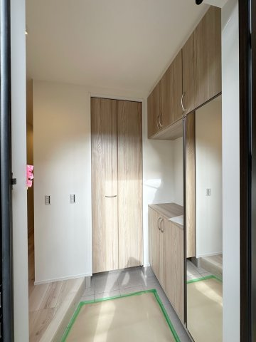 安佐南区高取南1丁目No.3の玄関|広々とした玄関ホール☆