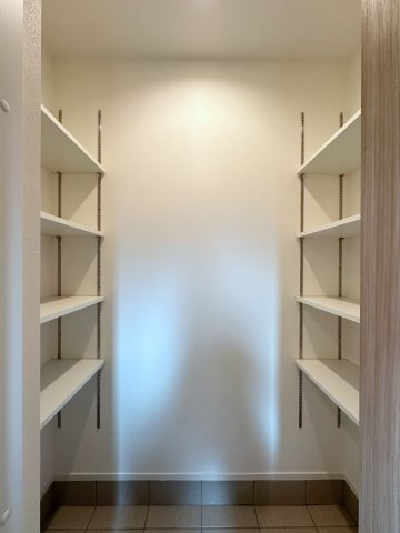 安佐南区高取南1丁目No.3の収納|シューズインクローク☆
可動棚で好きな高さに調整可能！靴だけでなく外で使う用具やお子様のおもちゃなども帰ってきてそのまま収納することができます♪