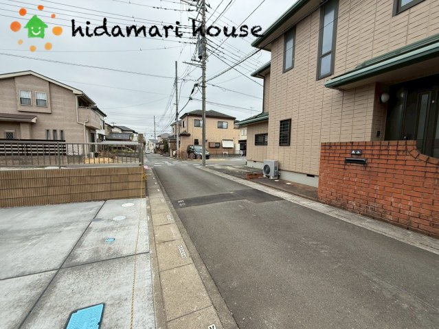 桶川市上日出谷11期　新築戸建　ブルーミング01の前面道路含む現地写真
