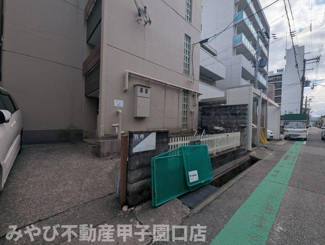 青葉ハイツのエントランス