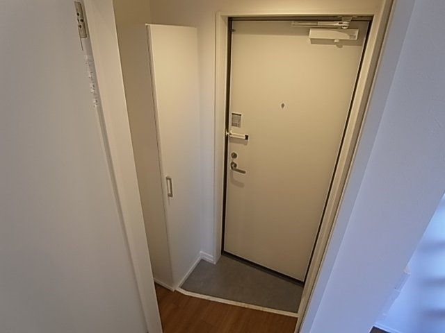 神戸市長田区東尻池町１丁目のアパートの玄関