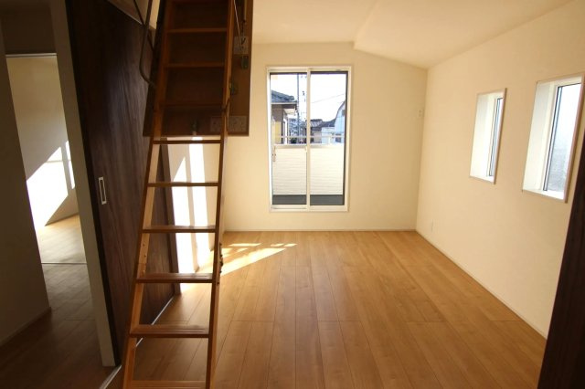 練馬区西大泉4丁目　南西角地　太陽光発電システム搭載のZEH水準住宅の洋室|2階 6.3帖　小屋裏収納