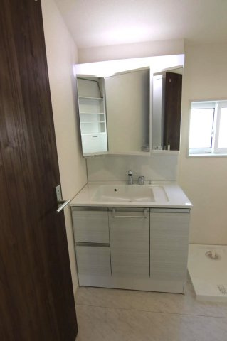 練馬区西大泉4丁目　南西角地　太陽光発電システム搭載のZEH水準住宅の独立洗面台