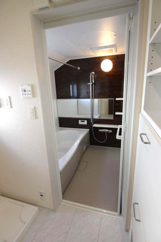 練馬区西大泉4丁目　南西角地　太陽光発電システム搭載のZEH水準住宅の浴室