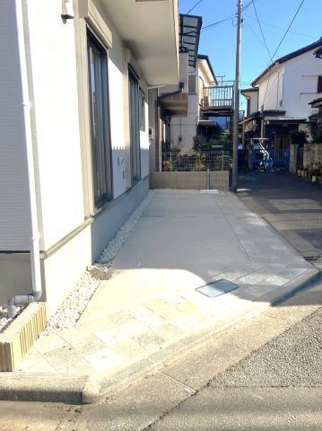 練馬区西大泉4丁目　南西角地　太陽光発電システム搭載のZEH水準住宅の駐車場