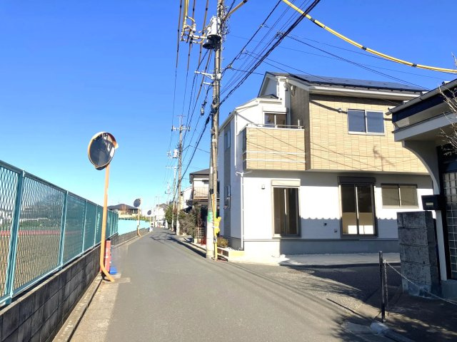 練馬区西大泉4丁目　南西角地　太陽光発電システム搭載のZEH水準住宅の前面道路含む現地写真