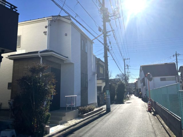 練馬区西大泉4丁目　南西角地　太陽光発電システム搭載のZEH水準住宅の前面道路含む現地写真