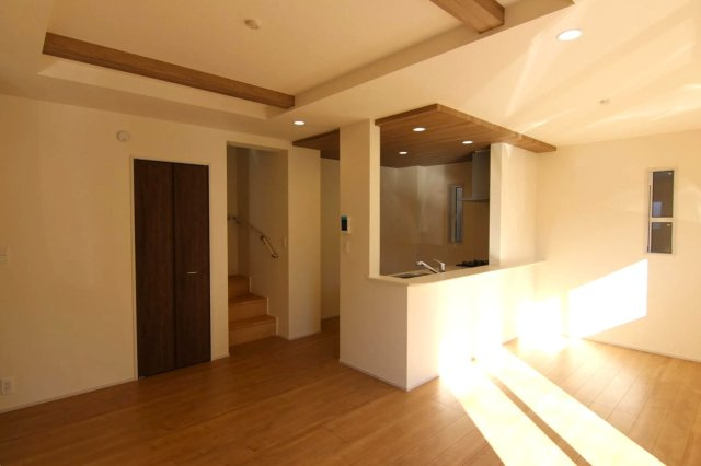 練馬区西大泉4丁目　南西角地　太陽光発電システム搭載のZEH水準住宅の居間・リビング