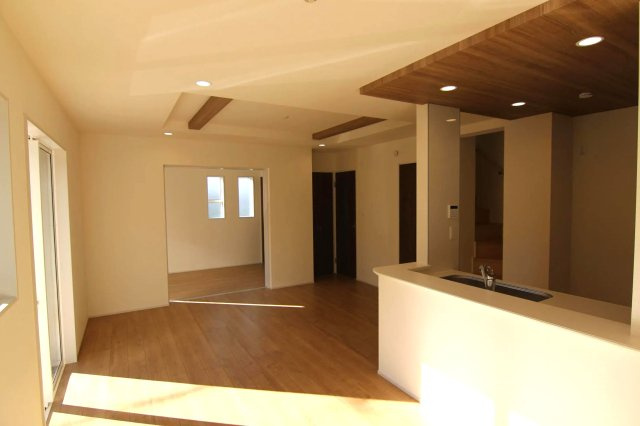 練馬区西大泉4丁目　南西角地　太陽光発電システム搭載のZEH水準住宅の居間・リビング