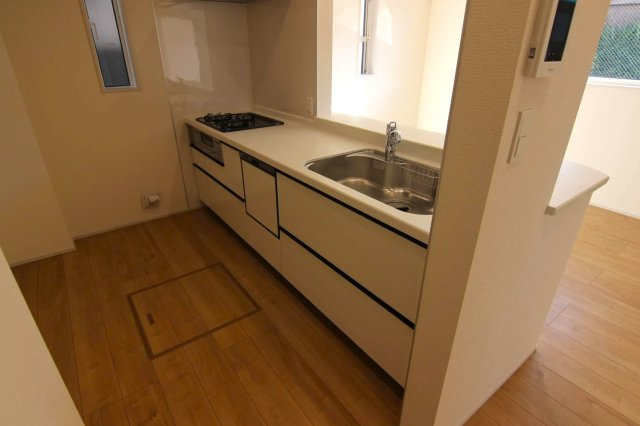 練馬区西大泉4丁目　南西角地　太陽光発電システム搭載のZEH水準住宅のキッチン