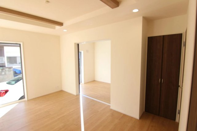 練馬区西大泉4丁目　南西角地　太陽光発電システム搭載のZEH水準住宅の居間・リビング